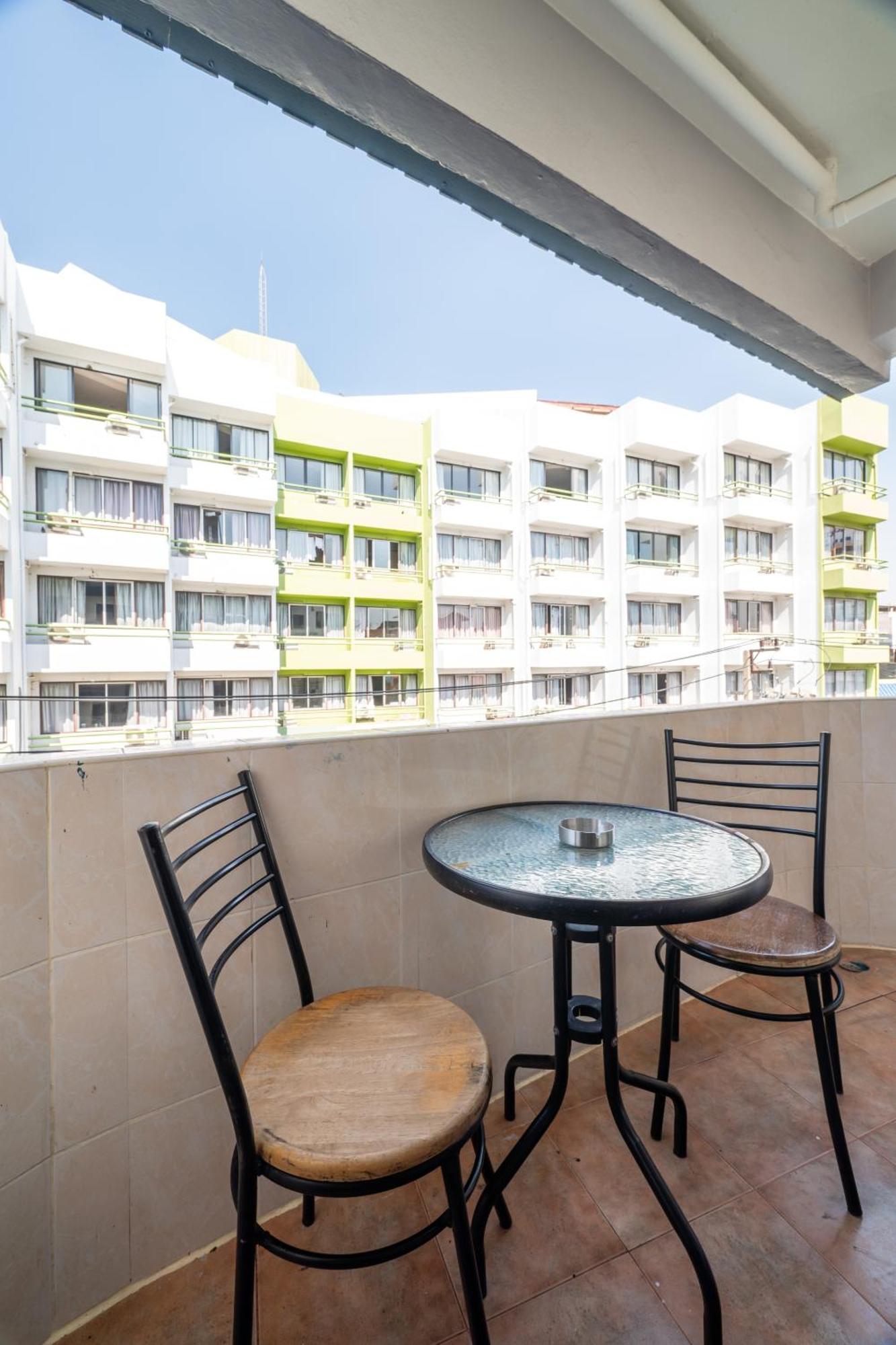 Abunawas Merry Inn At Walking Street Pattaya Exteriör bild
